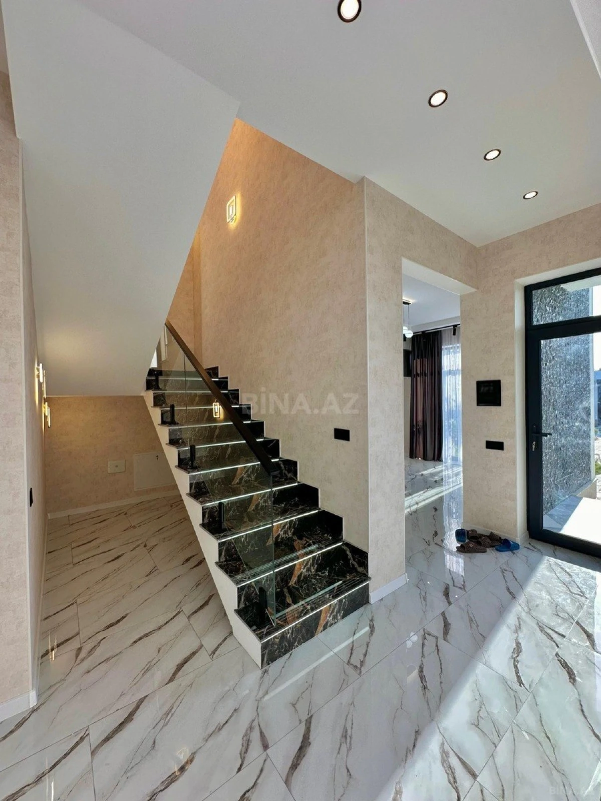 Satılır 5 otaqlı həyət evi 220 m²