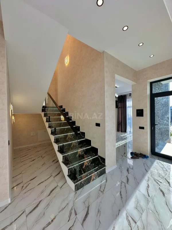 Satılır 5 otaqlı həyət evi 220 m²