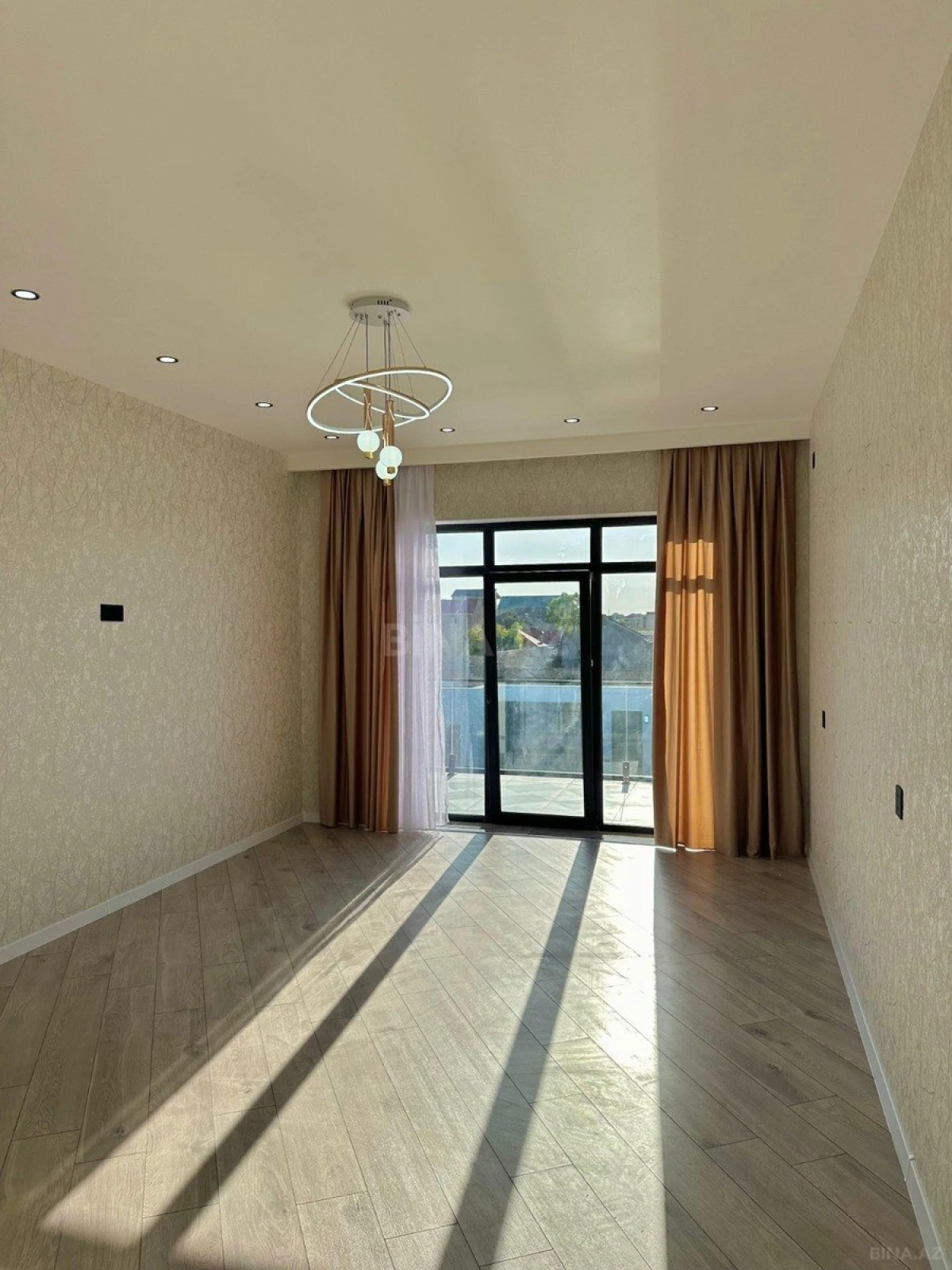 Satılır 5 otaqlı həyət evi 220 m²