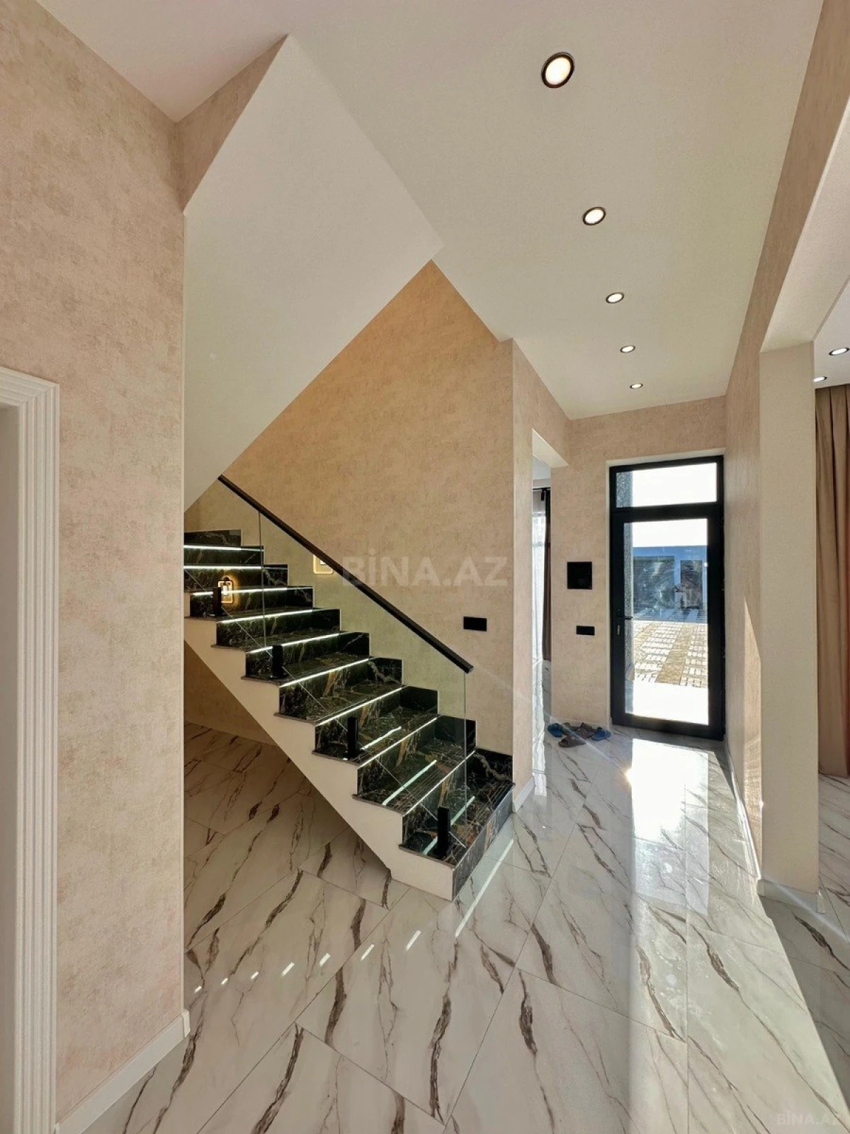 Satılır 5 otaqlı həyət evi 220 m²