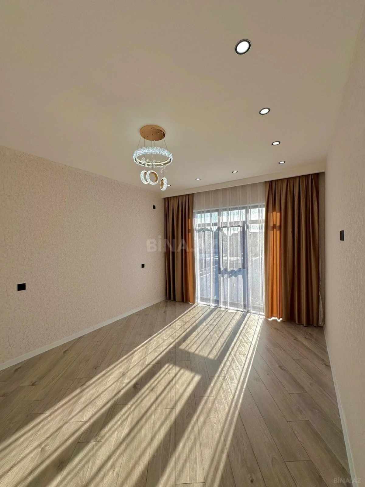 Satılır 5 otaqlı həyət evi 220 m²