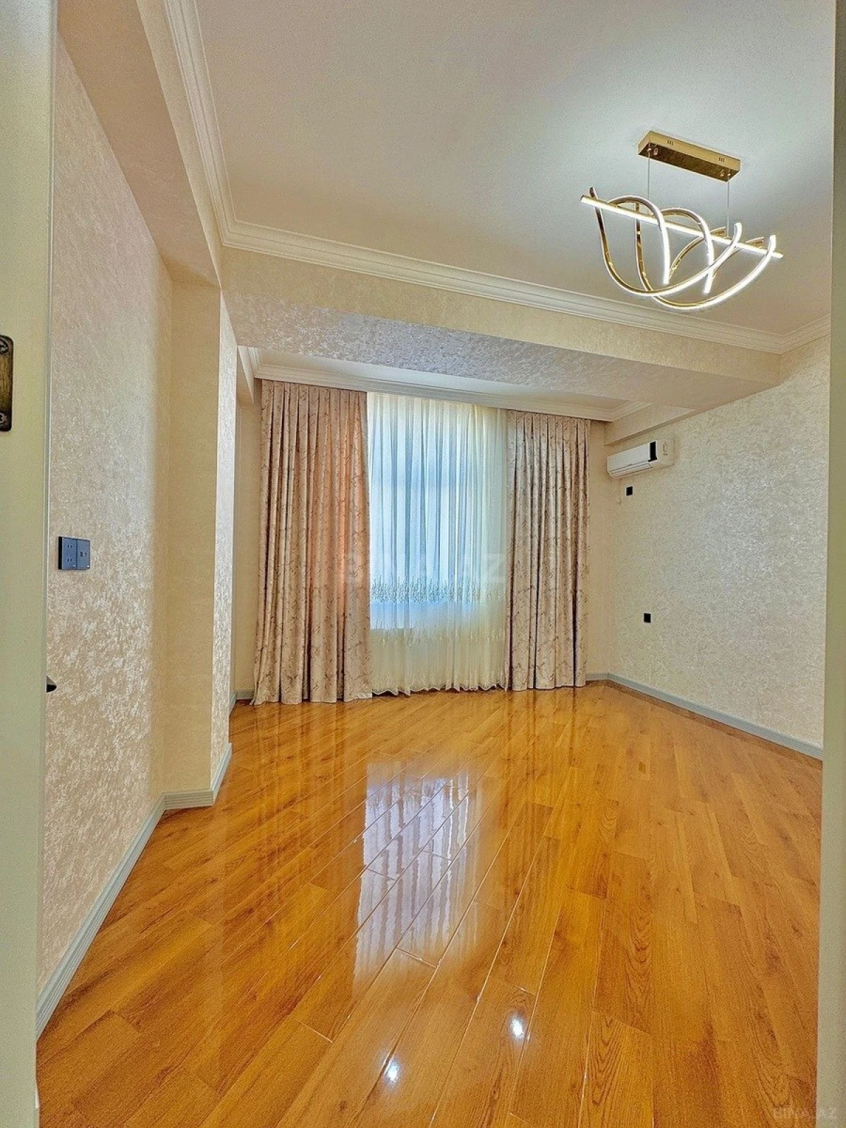 Satılır 4 otaqlı mənzil 136 m²