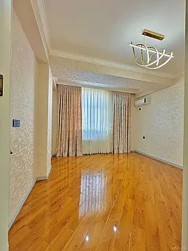 Satılır 4 otaqlı mənzil 136 m²