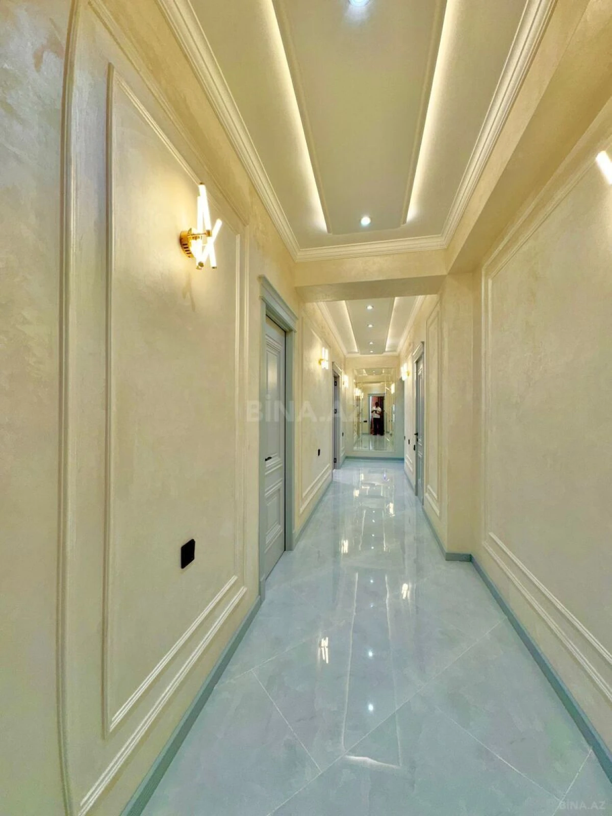 Satılır 4 otaqlı mənzil 136 m²