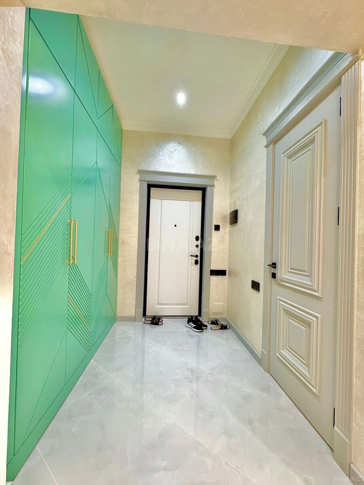 Satılır 4 otaqlı mənzil 136 m²