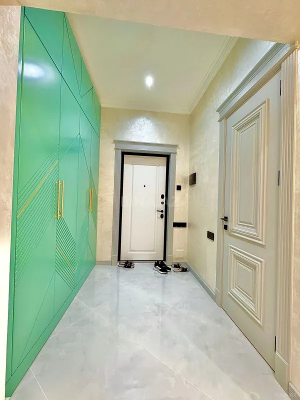 Satılır 4 otaqlı mənzil 136 m²