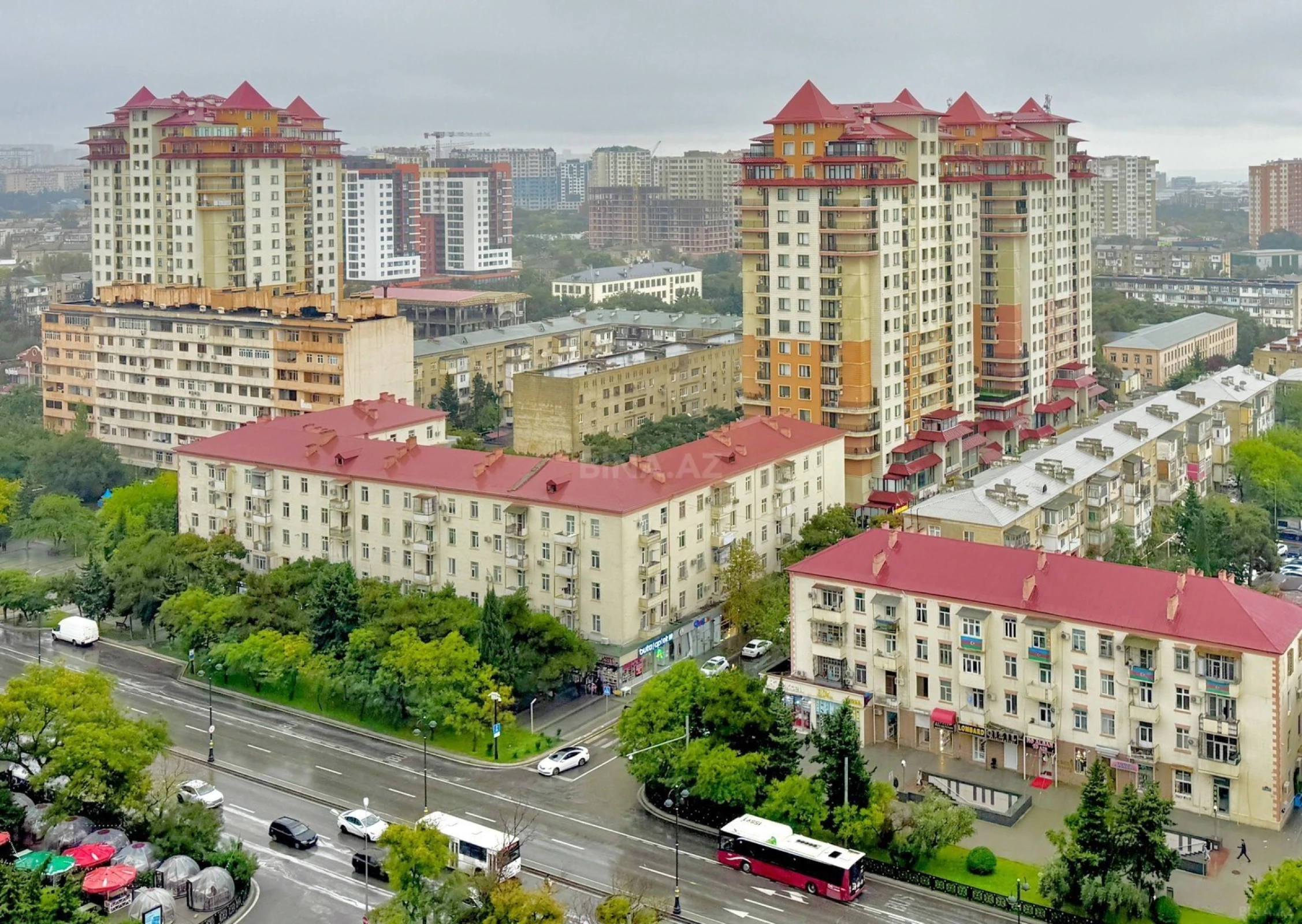 Satılır 4 otaqlı mənzil 136 m²