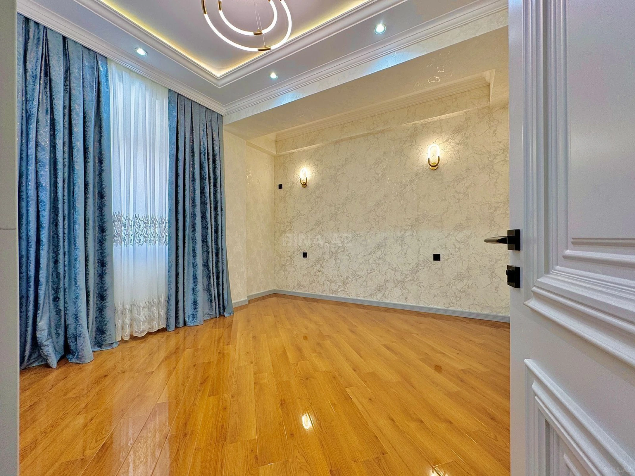 Satılır 4 otaqlı mənzil 136 m²