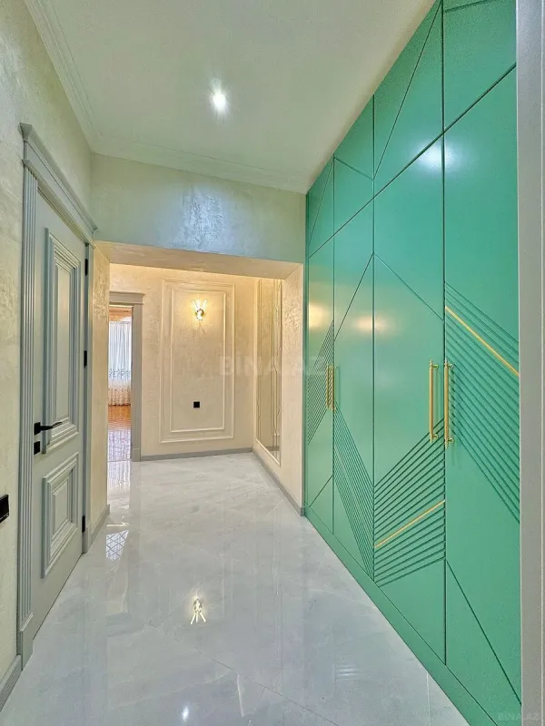 Satılır 4 otaqlı mənzil 136 m²