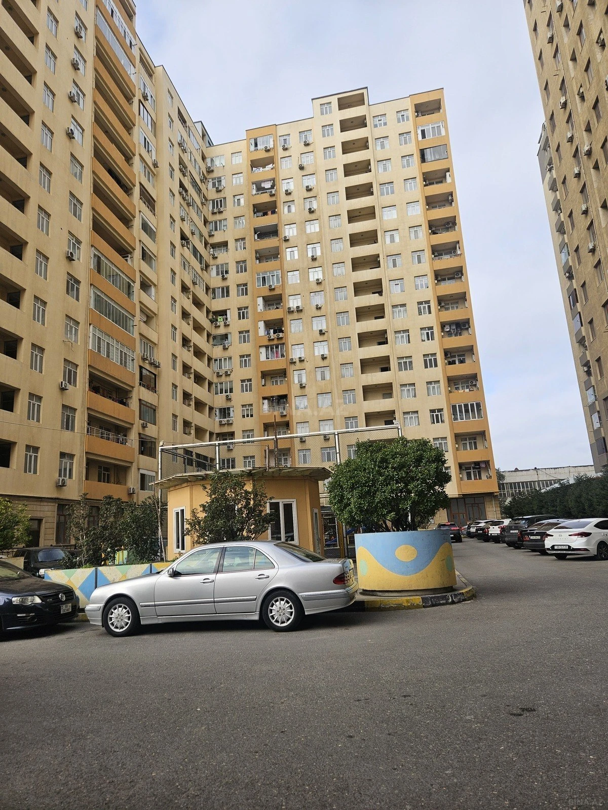Satılır 2 otaqlı mənzil 102 m²