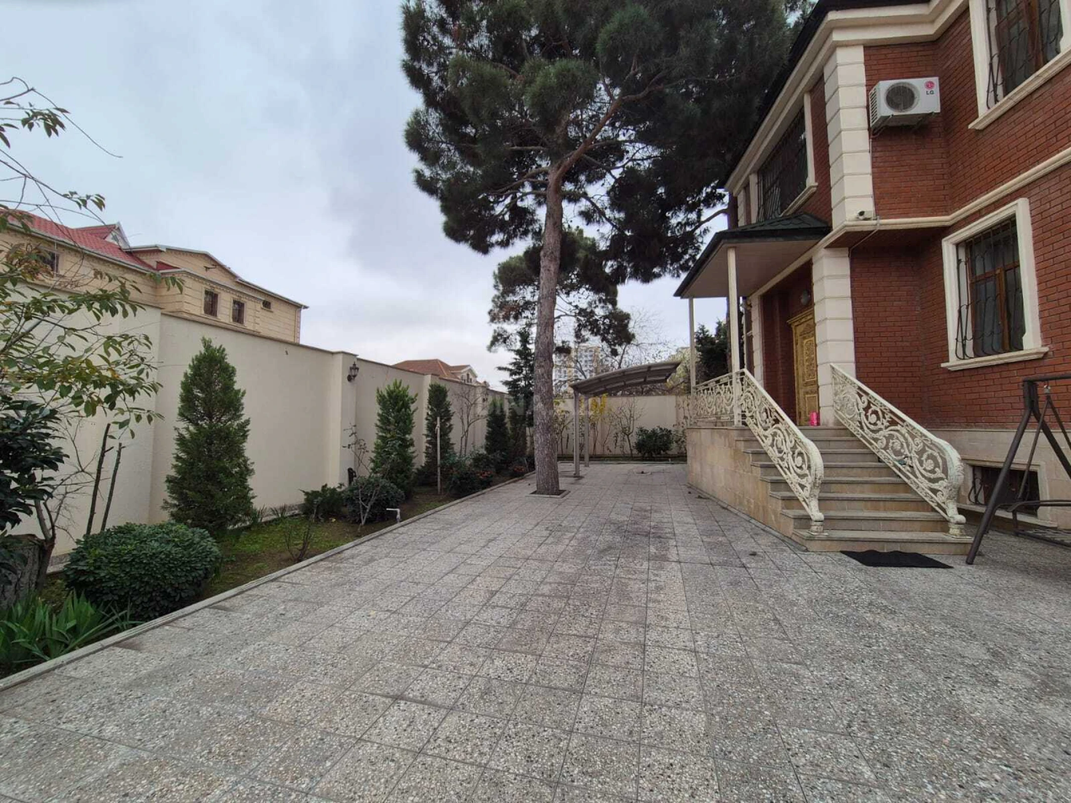 Satılır 7 otaqlı həyət evi 420 m²