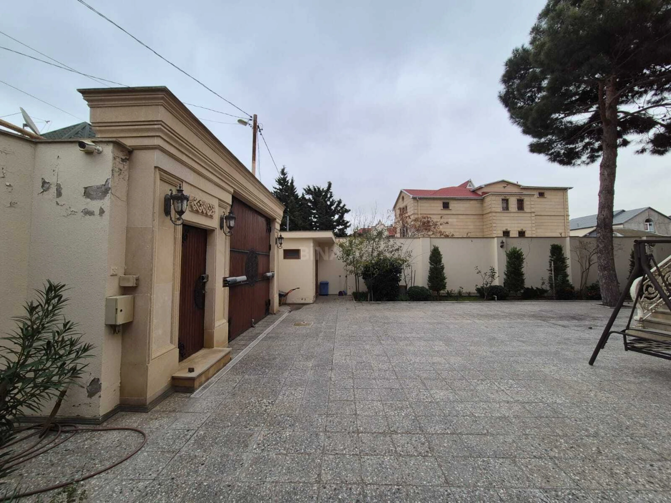 Satılır 7 otaqlı həyət evi 420 m²