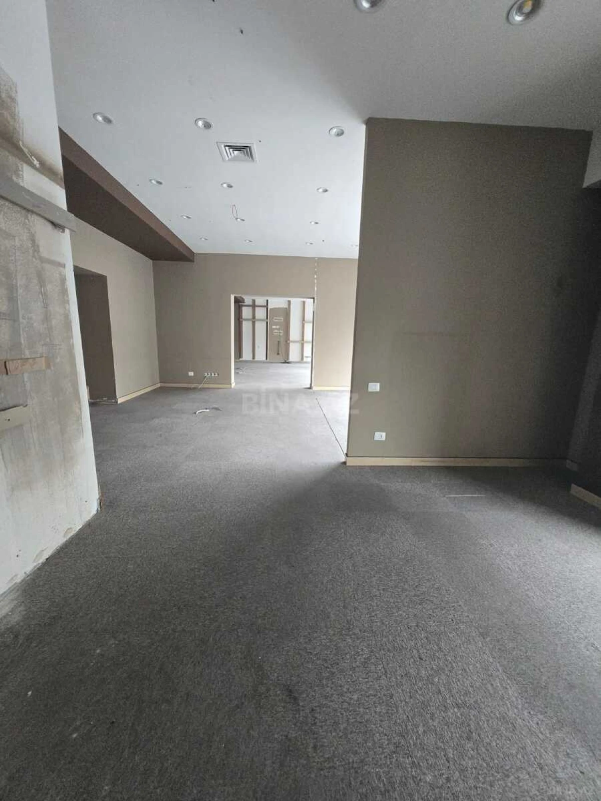 Kirayə verilir 20 otaqlı ofis 1600 m²