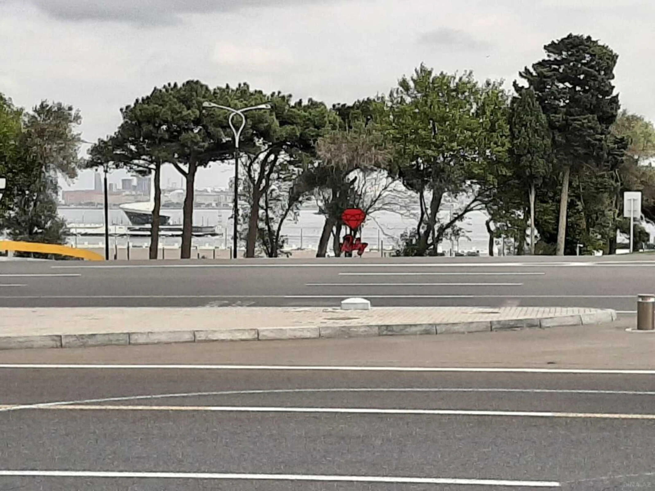 Satılır obyekt 180 m²