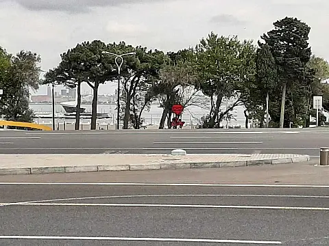 Satılır obyekt 180 m²