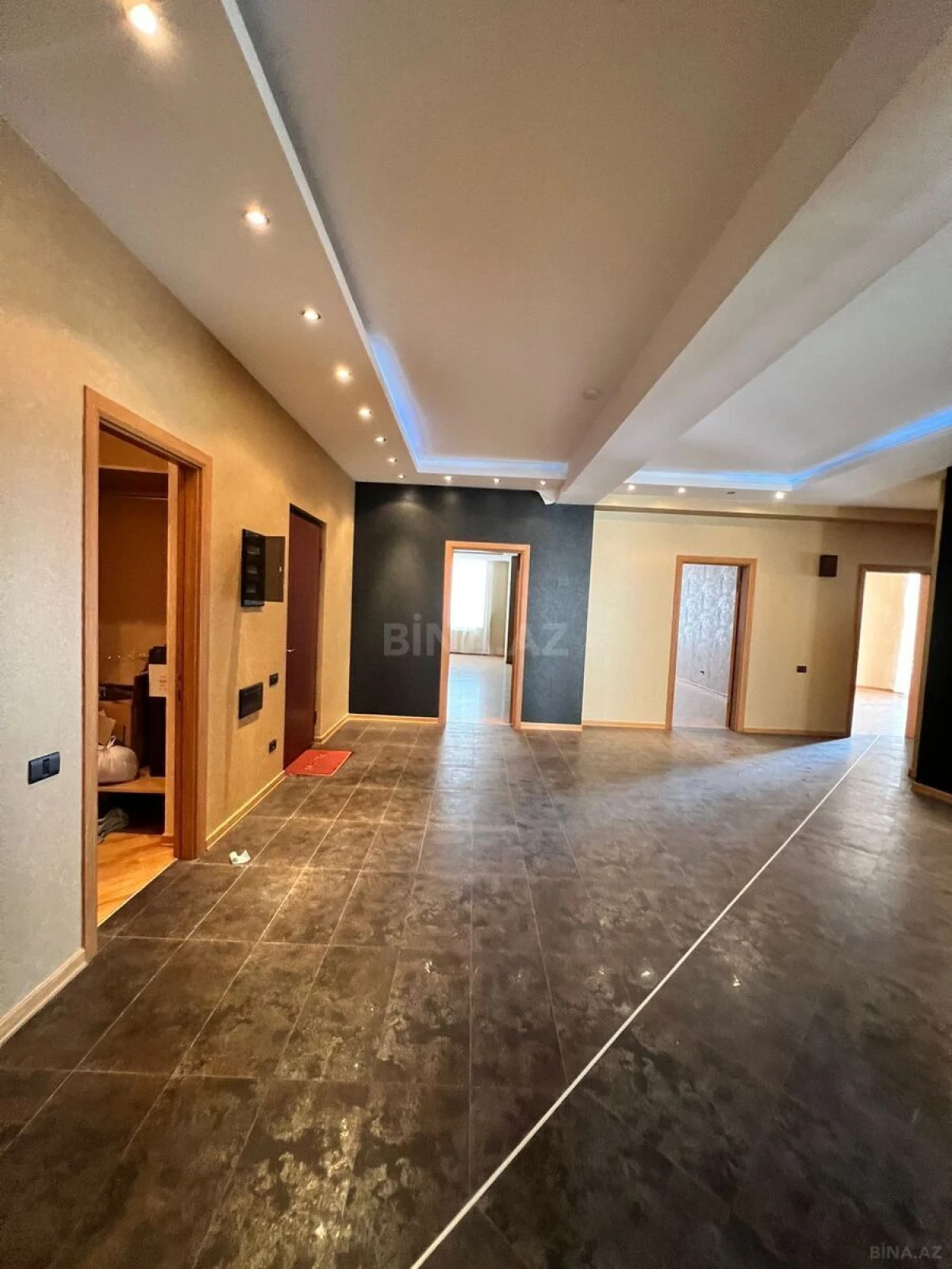 Satılır 5 otaqlı mənzil 411 m²