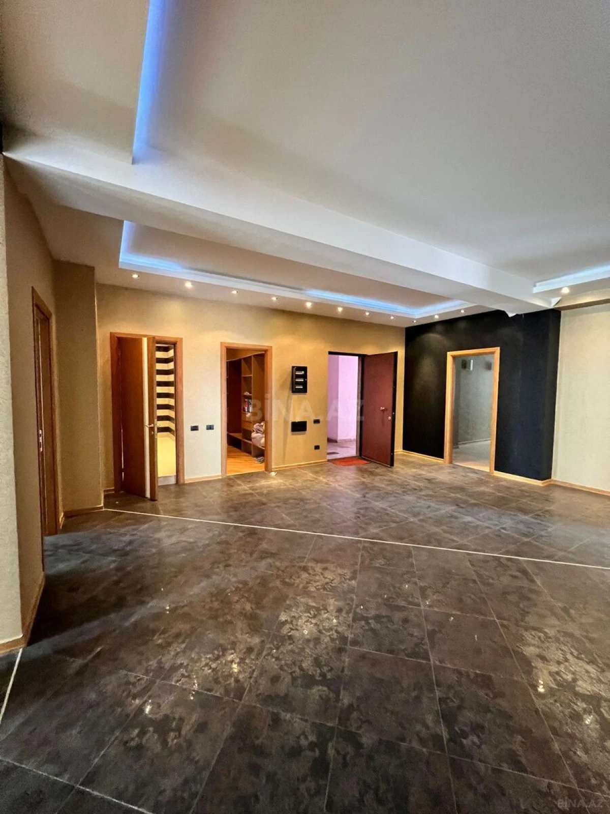 Satılır 5 otaqlı mənzil 411 m²