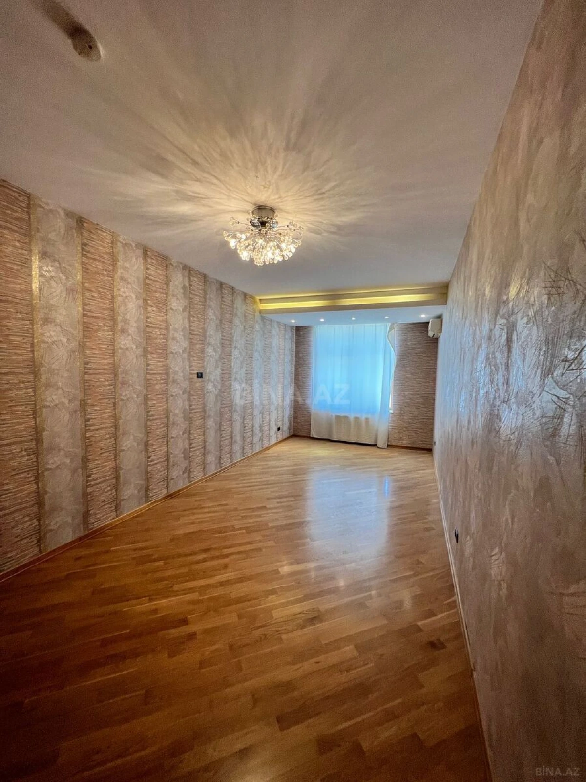 Satılır 5 otaqlı mənzil 411 m²