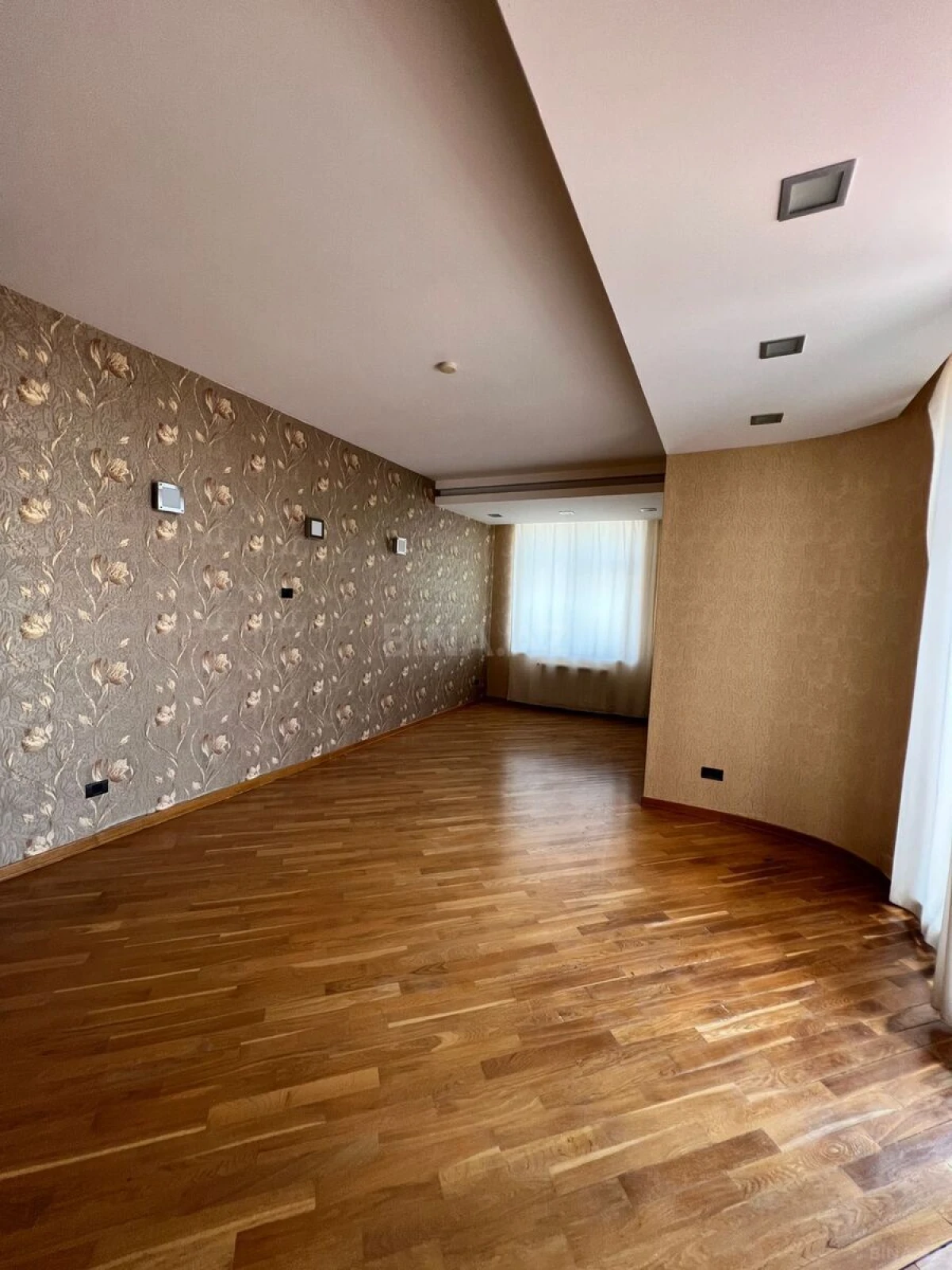 Satılır 5 otaqlı mənzil 411 m²