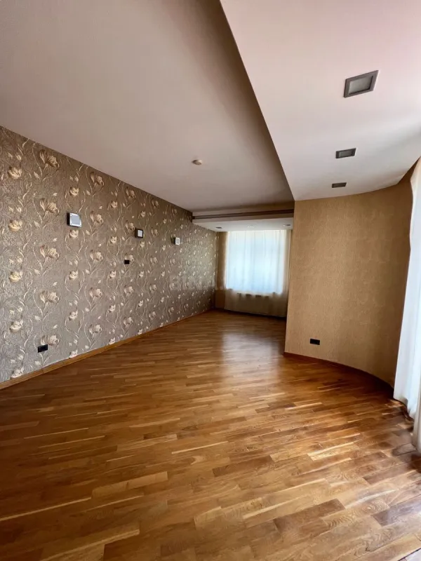 Satılır 5 otaqlı mənzil 411 m²