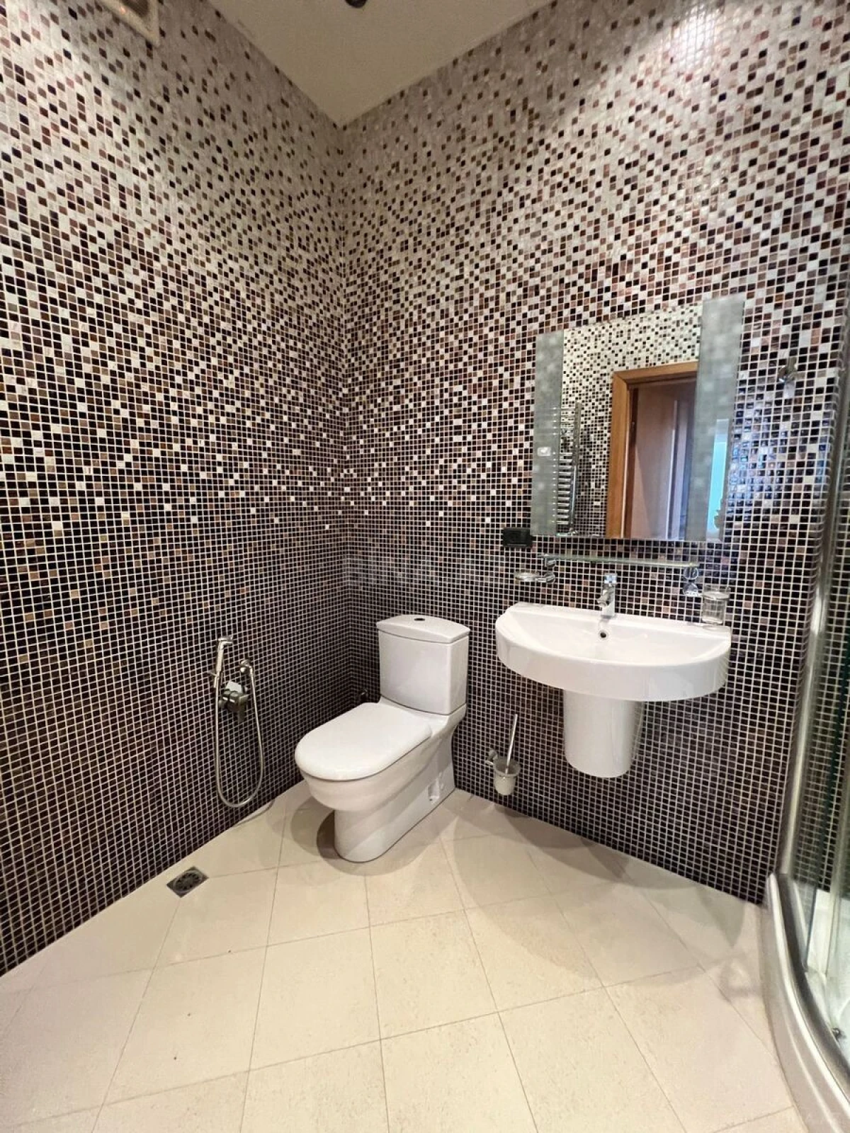 Satılır 5 otaqlı mənzil 411 m²