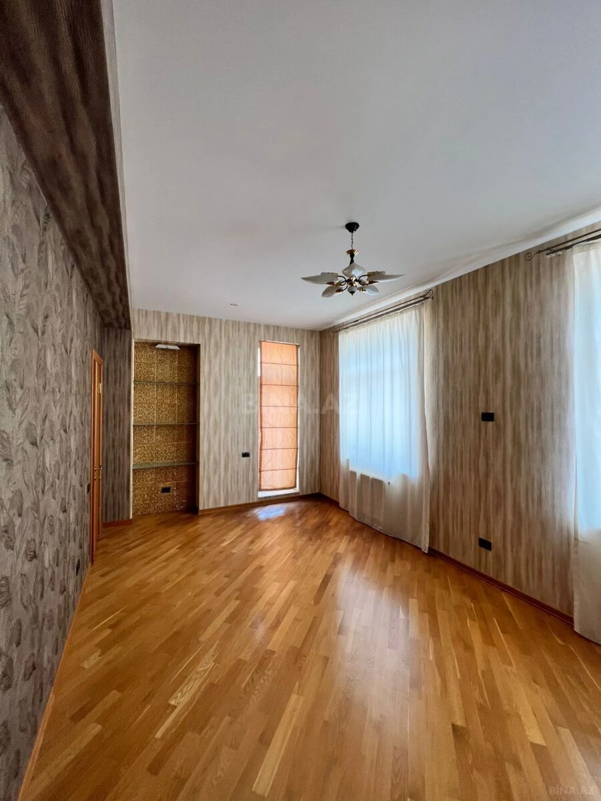 Satılır 5 otaqlı mənzil 411 m²