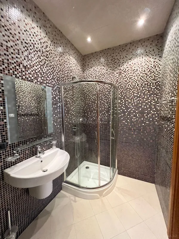 Satılır 5 otaqlı mənzil 411 m²