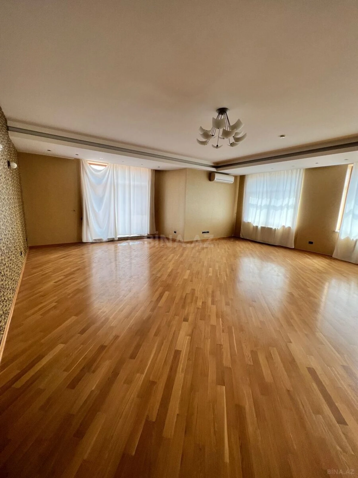 Satılır 5 otaqlı mənzil 411 m²