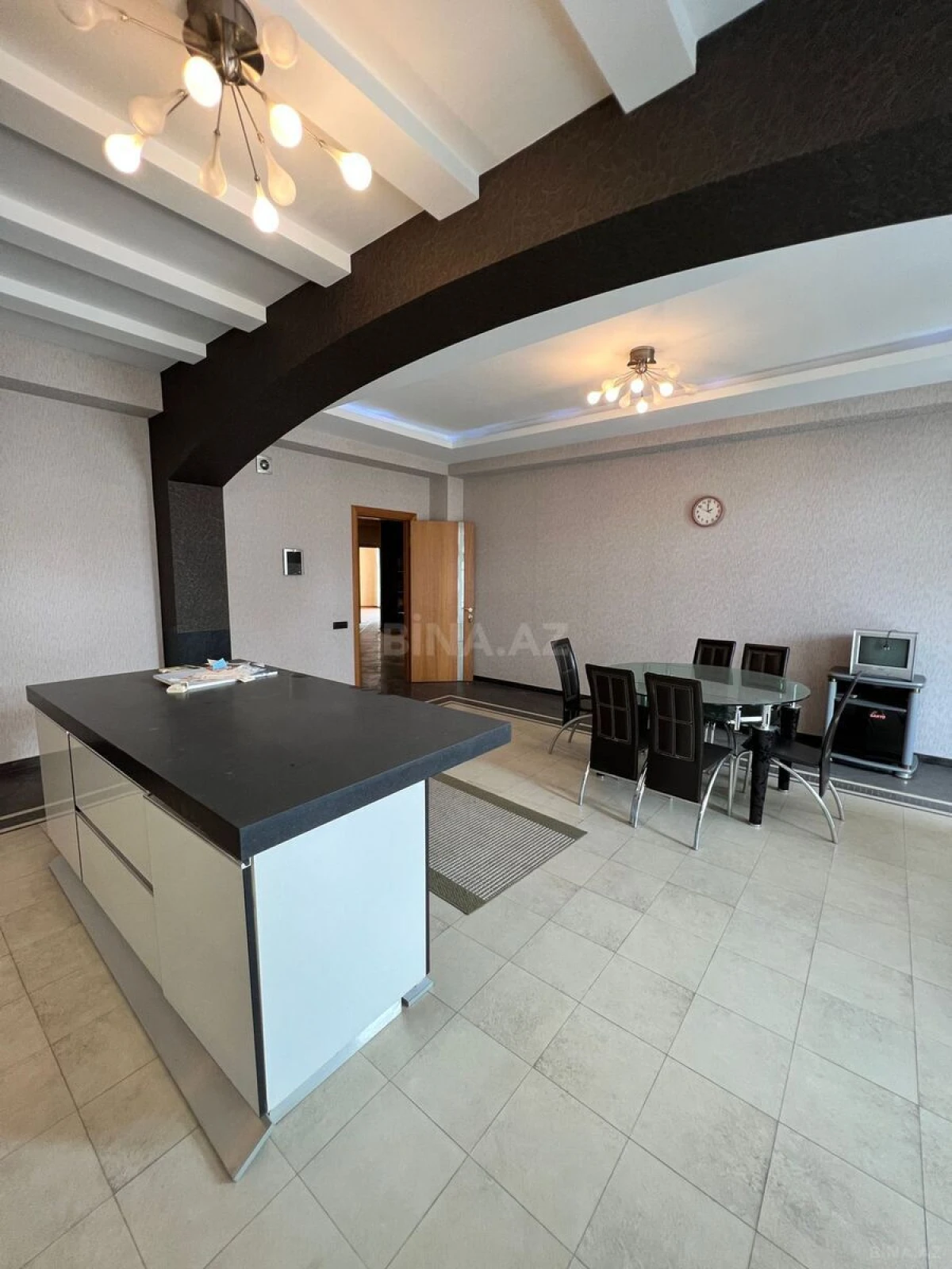 Satılır 5 otaqlı mənzil 411 m²