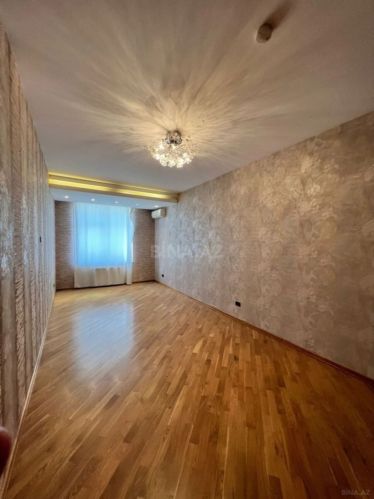 Satılır 5 otaqlı mənzil 411 m²