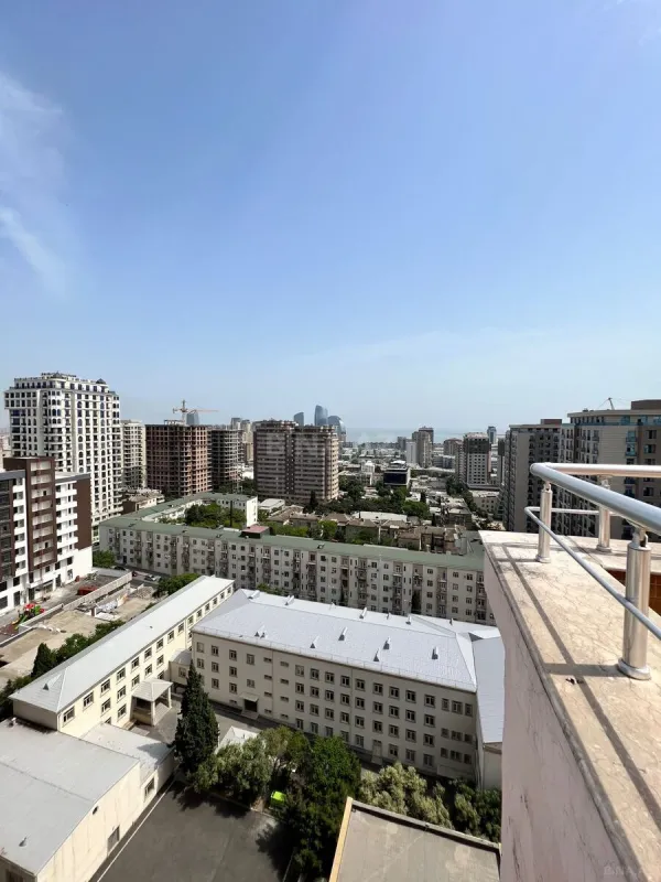 Satılır 5 otaqlı mənzil 411 m²
