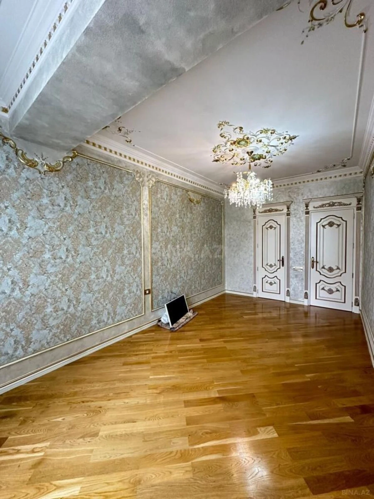 Satılır 4 otaqlı mənzil 172 m²