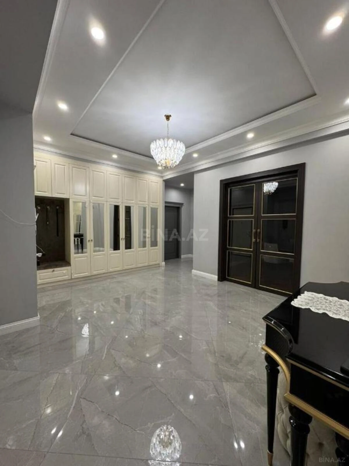 Satılır 3 otaqlı mənzil 165 m²