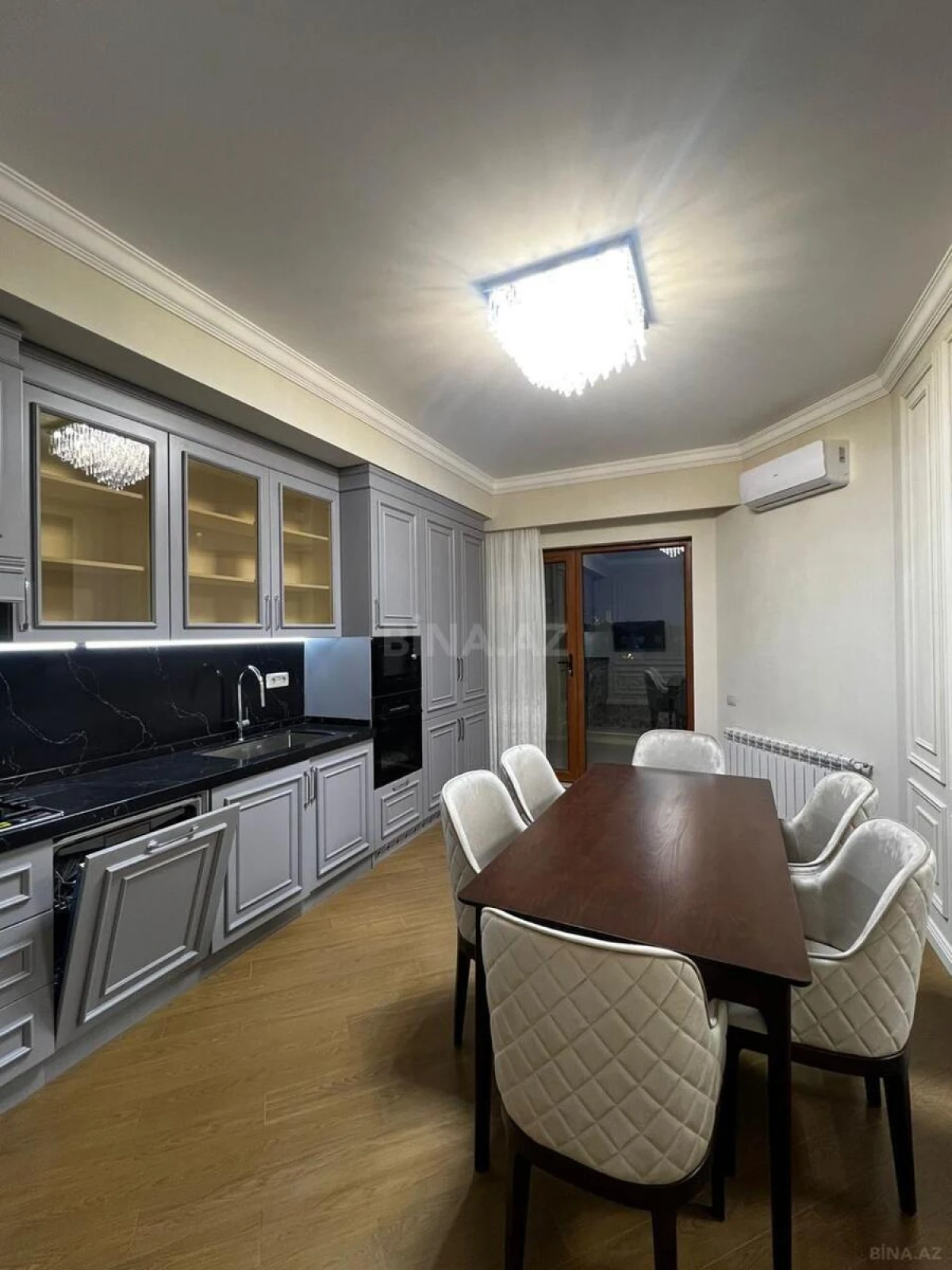 Satılır 4 otaqlı mənzil 210 m²