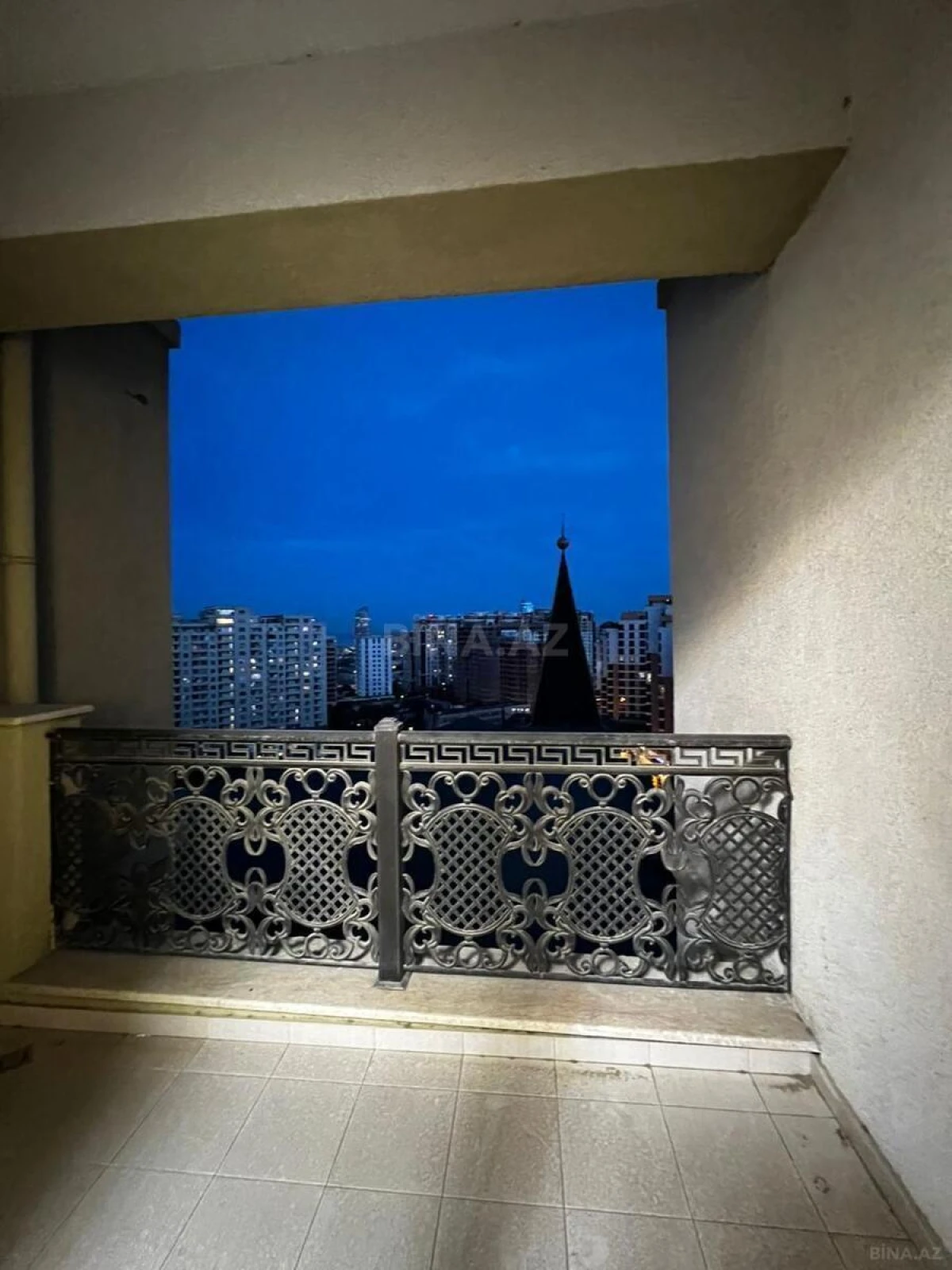 Satılır 4 otaqlı mənzil 210 m²