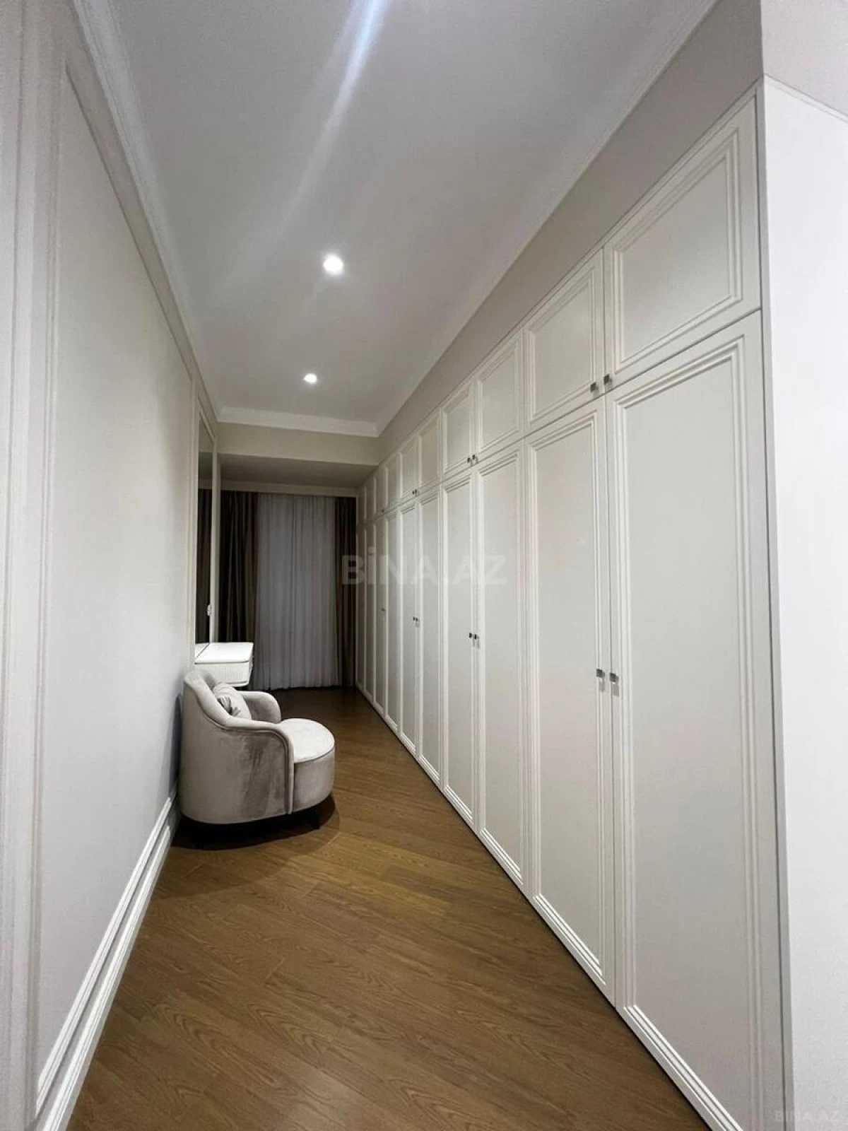 Satılır 4 otaqlı mənzil 210 m²