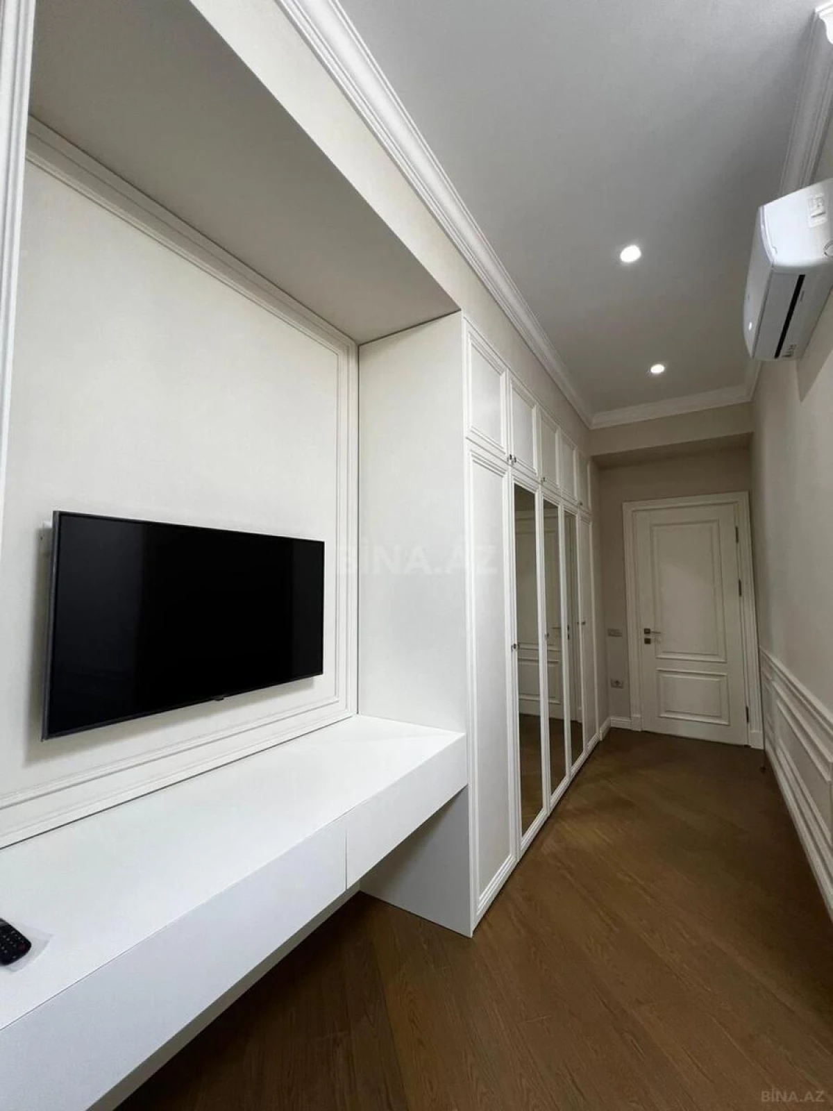 Satılır 4 otaqlı mənzil 210 m²