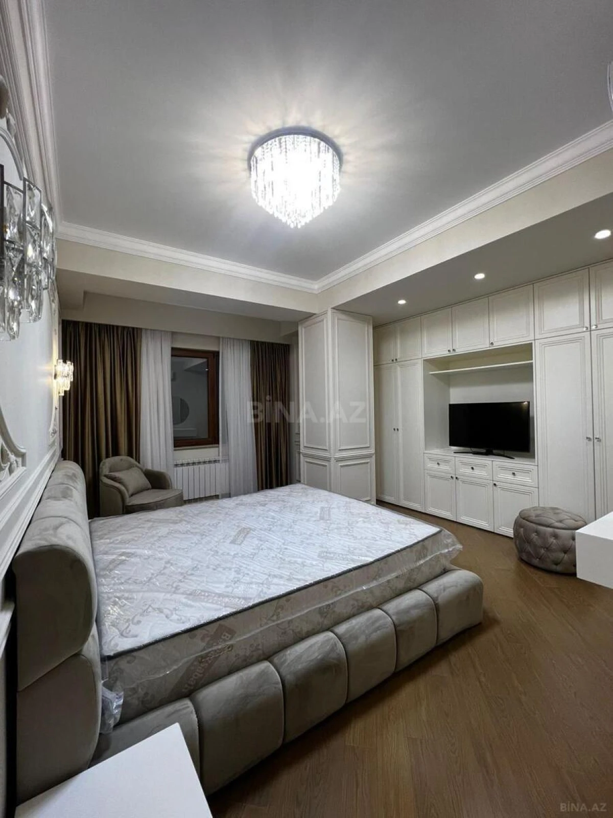 Satılır 4 otaqlı mənzil 210 m²