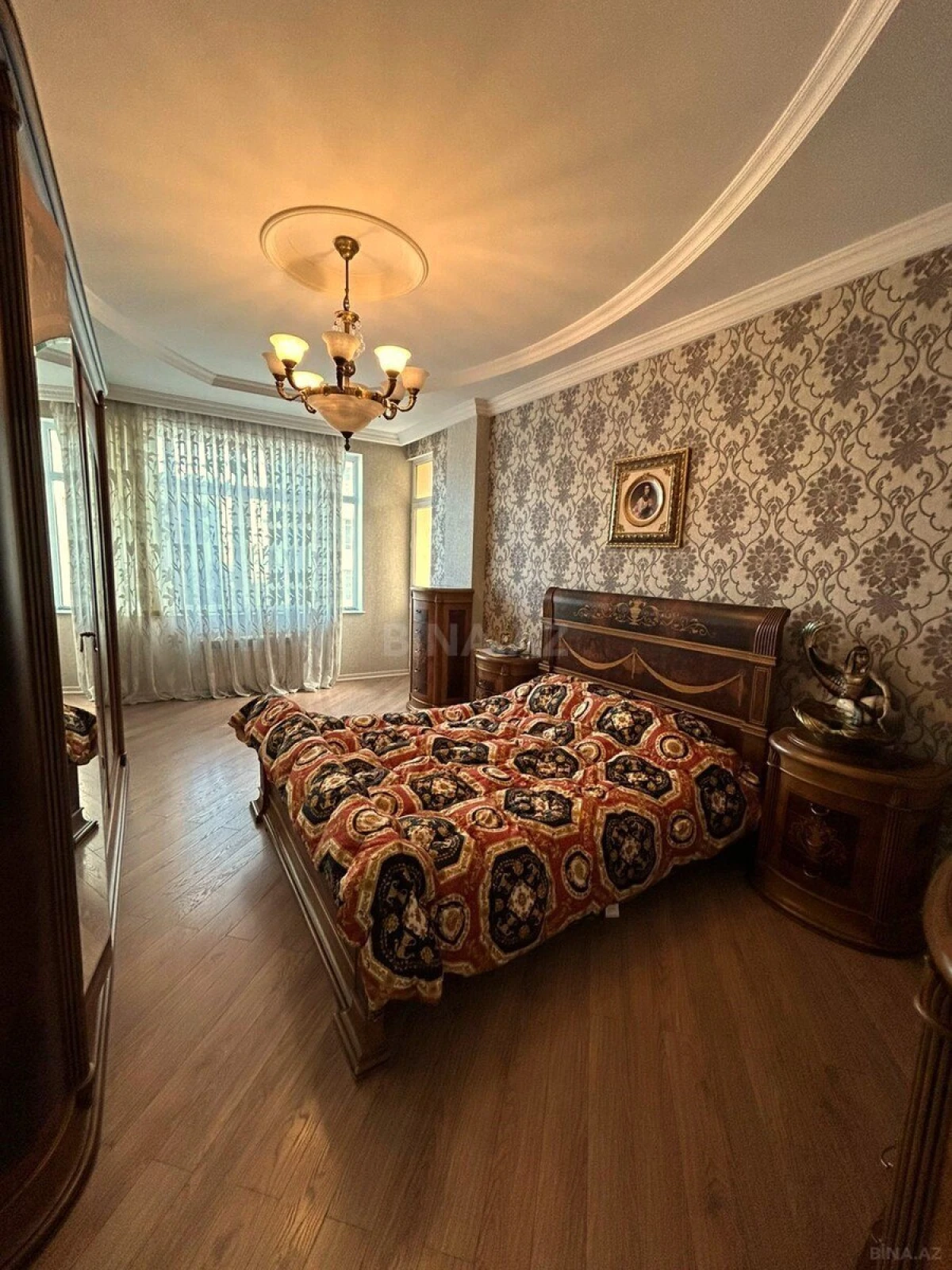 Satılır 4 otaqlı mənzil 215 m²