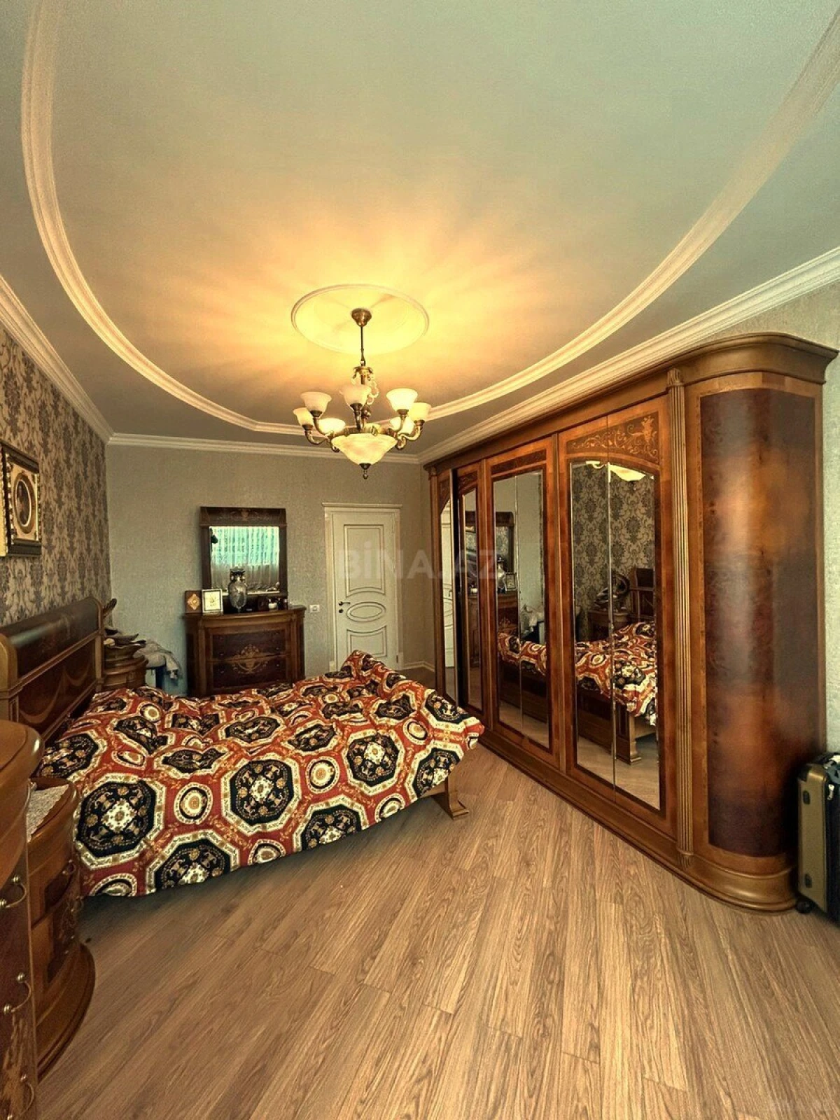 Satılır 4 otaqlı mənzil 215 m²