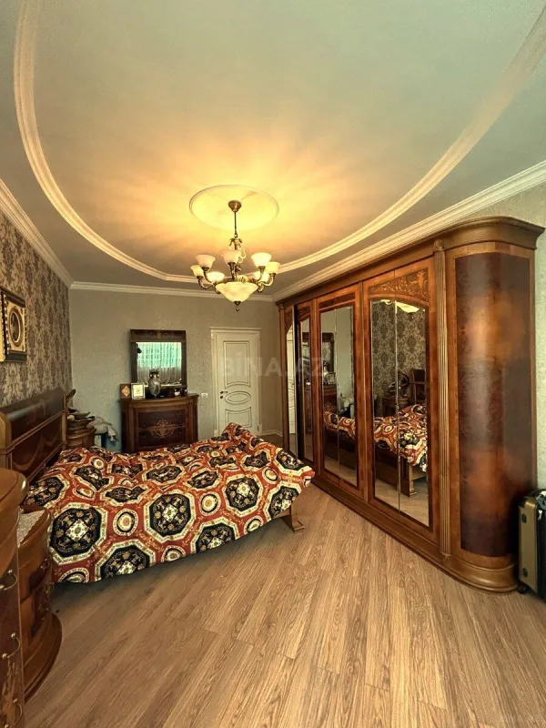 Satılır 4 otaqlı mənzil 215 m²
