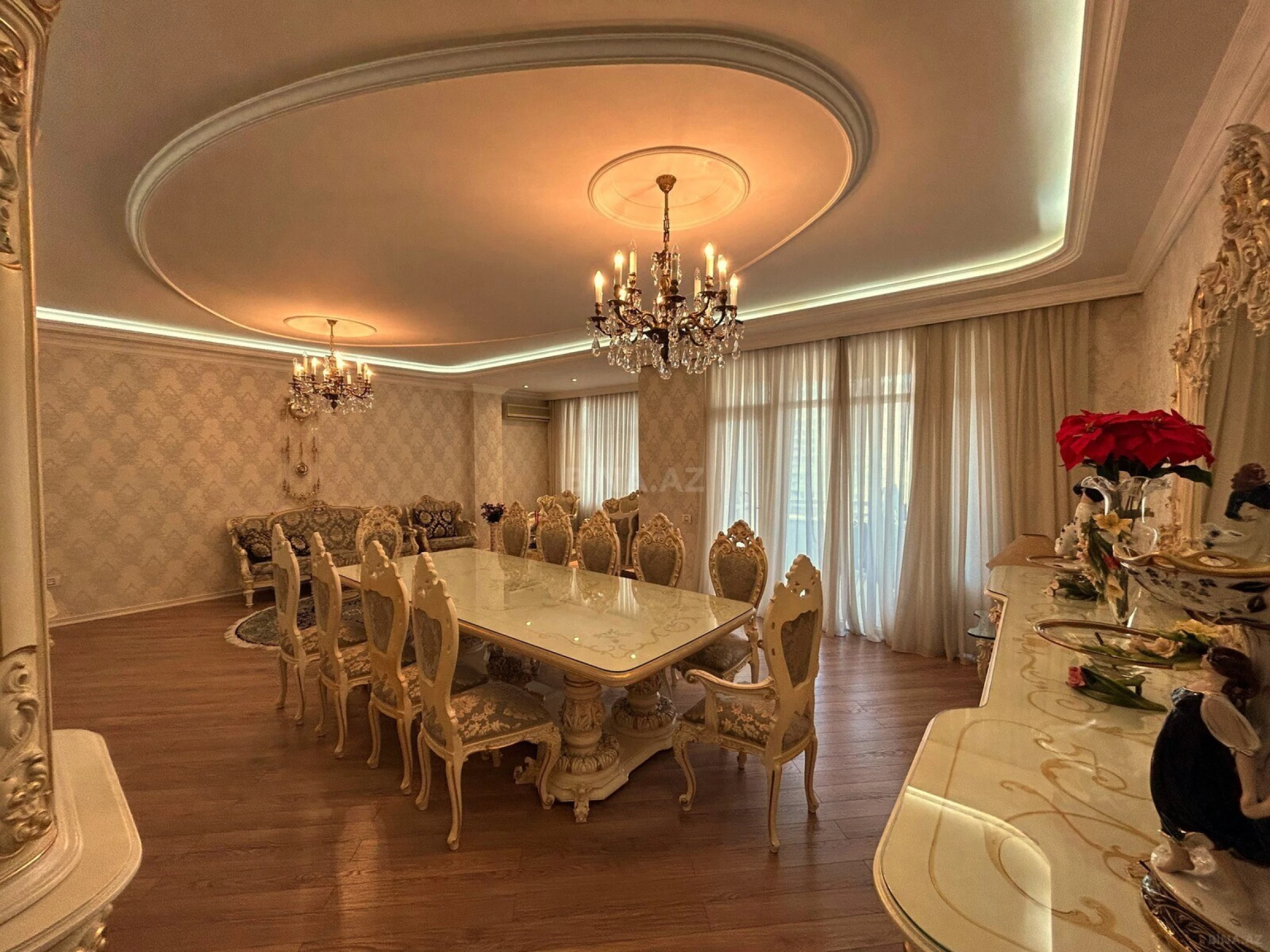 Satılır 4 otaqlı mənzil 215 m²