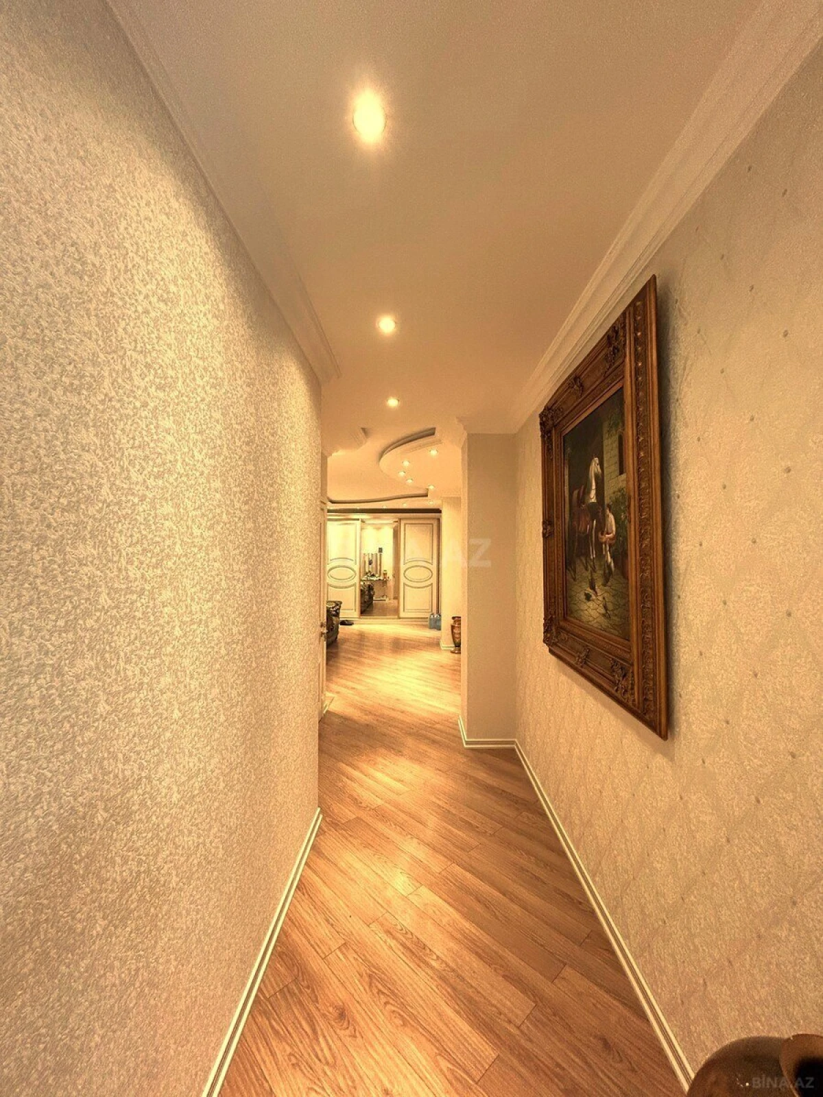 Satılır 4 otaqlı mənzil 215 m²