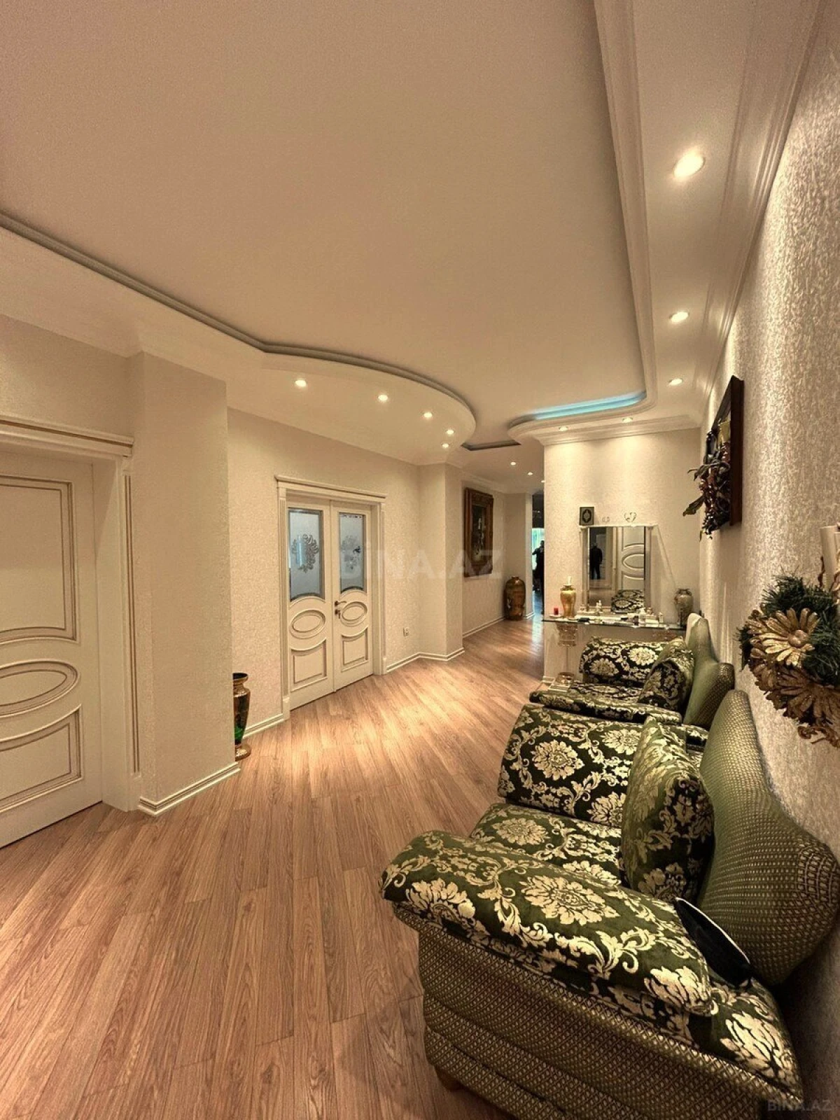 Satılır 4 otaqlı mənzil 215 m²