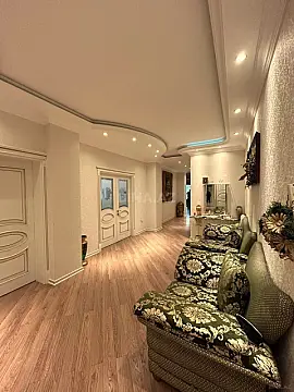 Satılır 4 otaqlı mənzil 215 m²