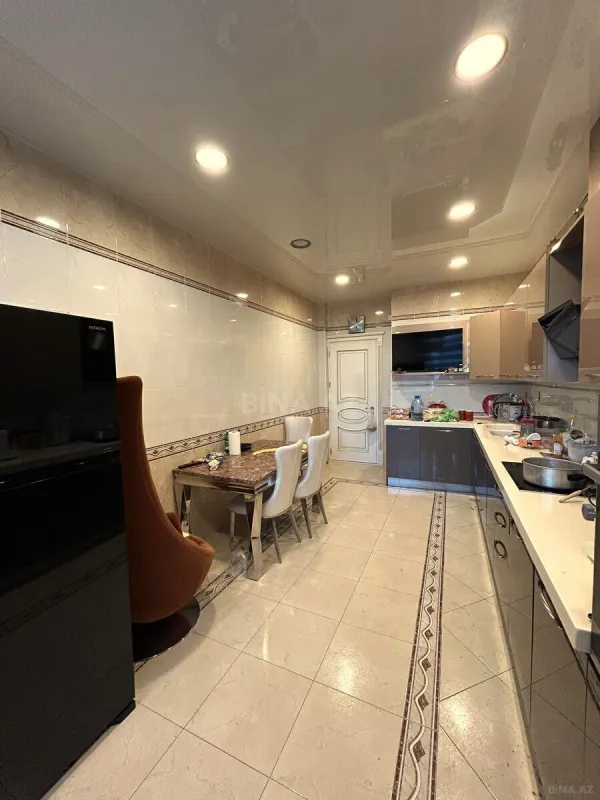 Satılır 4 otaqlı mənzil 215 m²