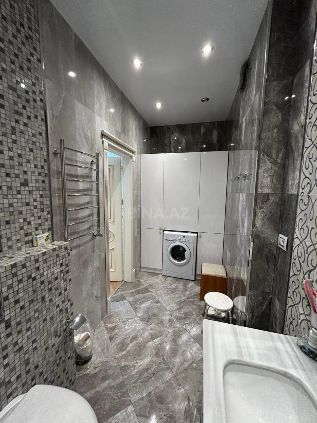 Satılır 4 otaqlı mənzil 215 m²