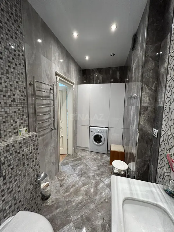 Satılır 4 otaqlı mənzil 215 m²
