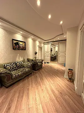 Satılır 4 otaqlı mənzil 215 m²