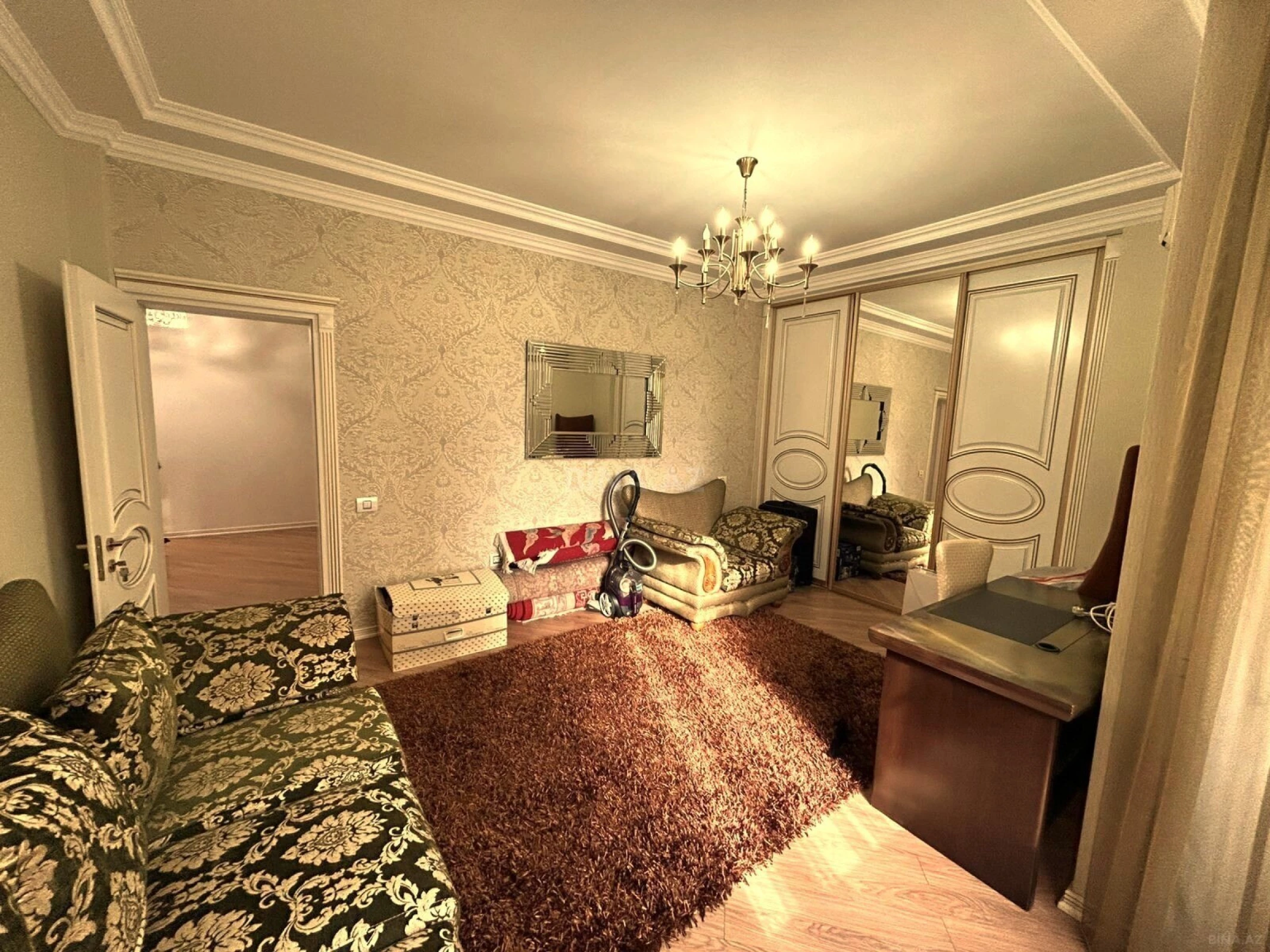 Satılır 4 otaqlı mənzil 215 m²